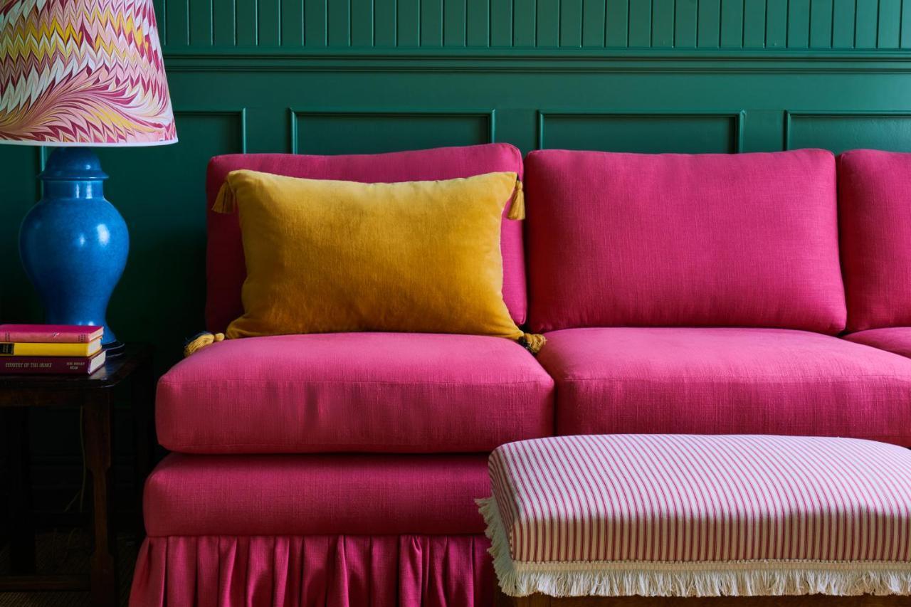 The Mitre, Hampton Court Hotel Kingston upon Thames  Eksteriør billede A sofa upholstered in velvet