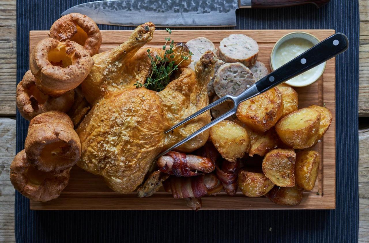 The Mitre, Hampton Court Hotel Kingston upon Thames  Eksteriør billede Sunday roast