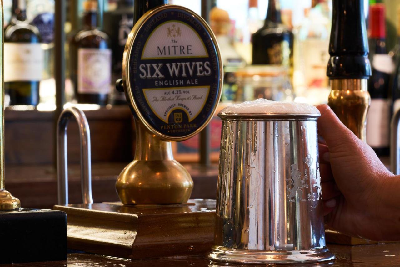 The Mitre, Hampton Court Hotel Kingston upon Thames  Eksteriør billede Mitre Six Wives