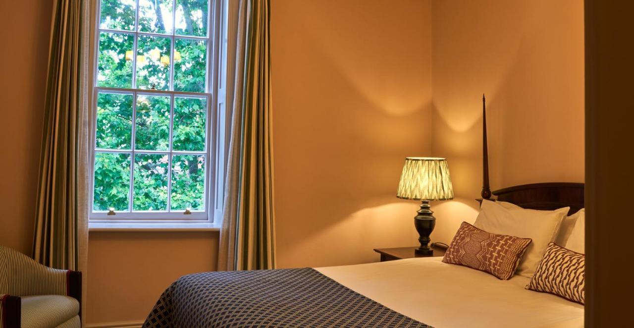 The Mitre, Hampton Court Hotel Kingston upon Thames  Eksteriør billede A bedroom at the hotel