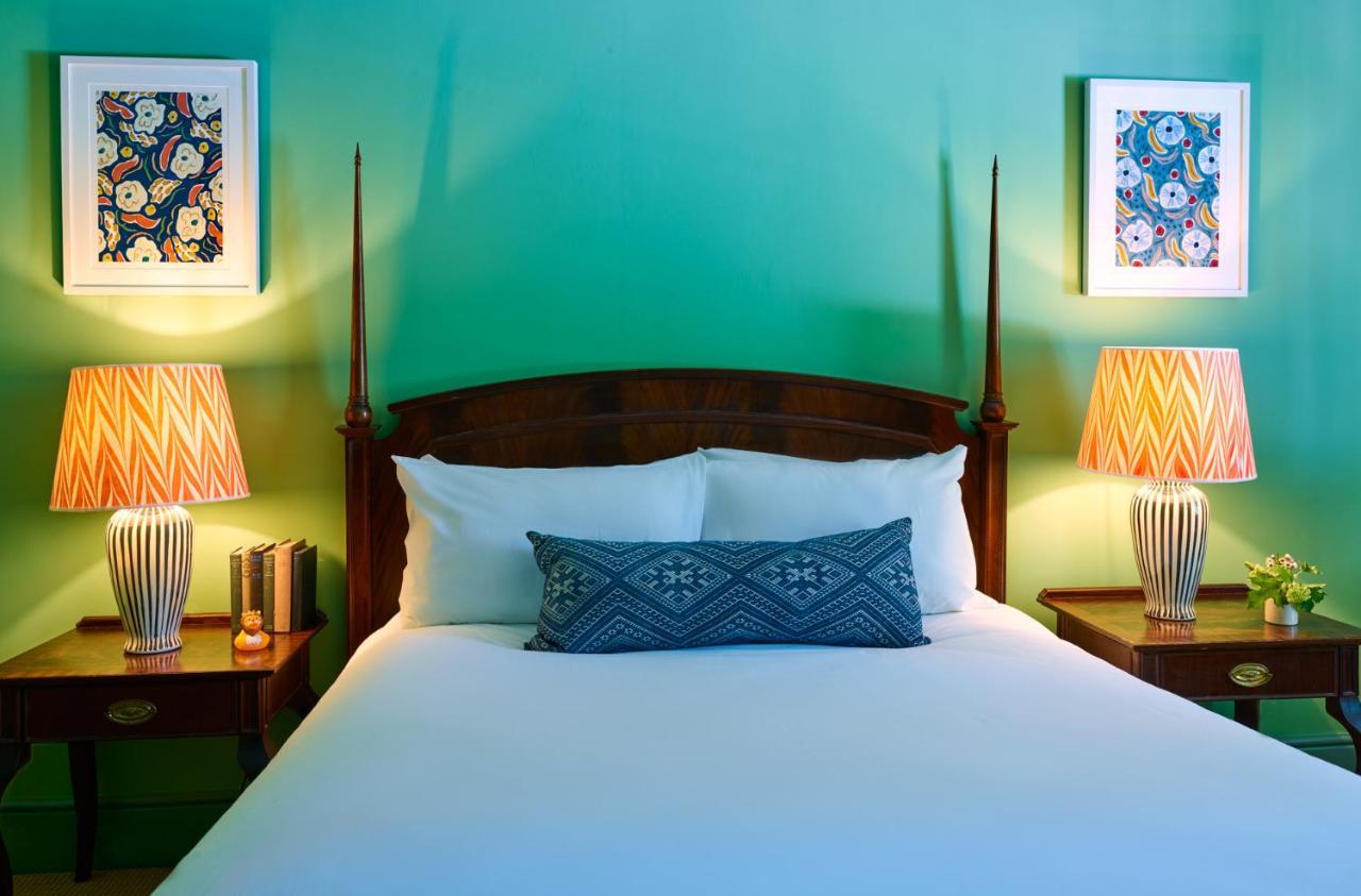 The Mitre, Hampton Court Hotel Kingston upon Thames  Eksteriør billede A bedroom at the Inn