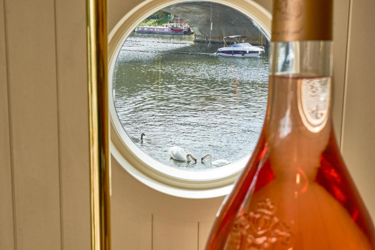 The Mitre, Hampton Court Hotel Kingston upon Thames  Eksteriør billede A view of the River Thames from the window of a bedroom at The Swan