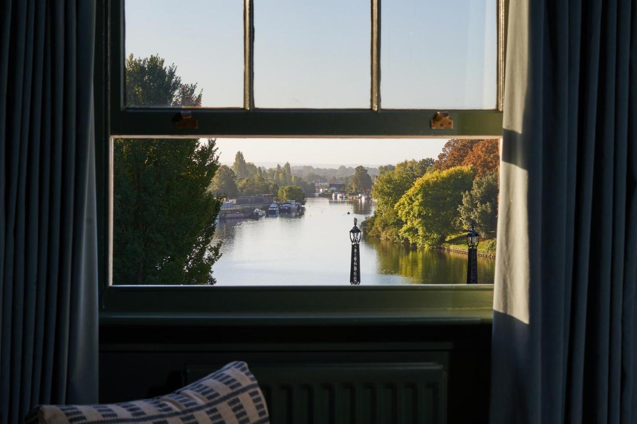 The Mitre, Hampton Court Hotel Kingston upon Thames  Eksteriør billede View of the River Thames from the window of a room at the hotel