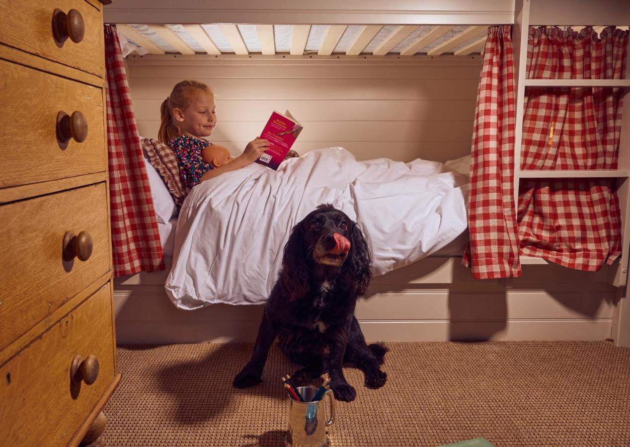 The Mitre, Hampton Court Hotel Kingston upon Thames  Eksteriør billede A girl reading in bed