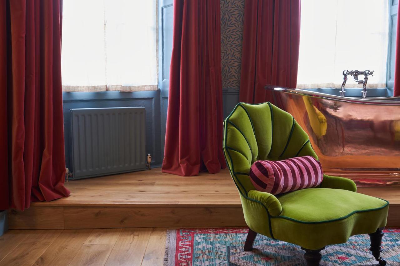 The Mitre, Hampton Court Hotel Kingston upon Thames  Eksteriør billede Curtains made from velvet