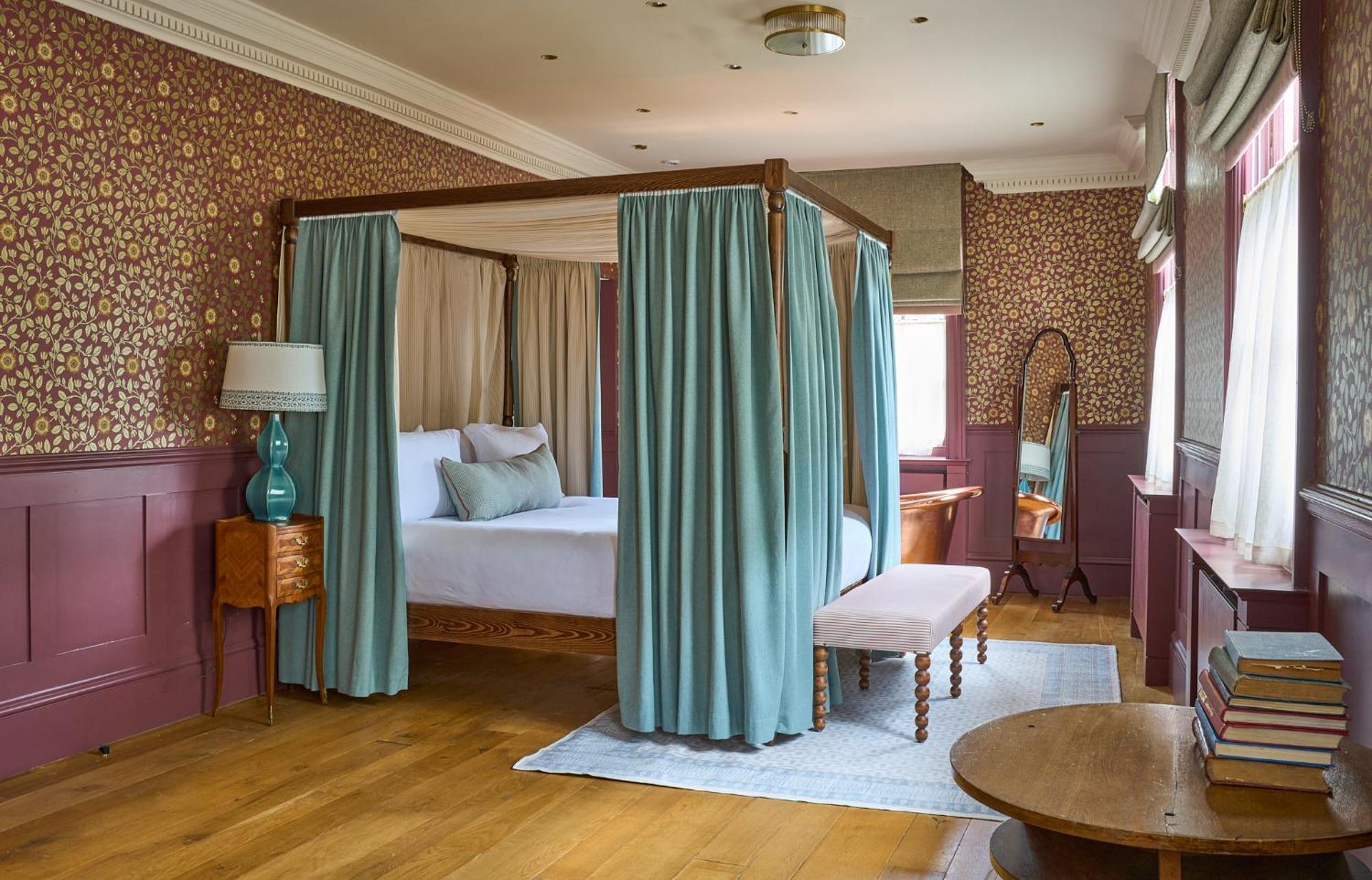 The Mitre, Hampton Court Hotel Kingston upon Thames  Eksteriør billede A bedroom at the hotel