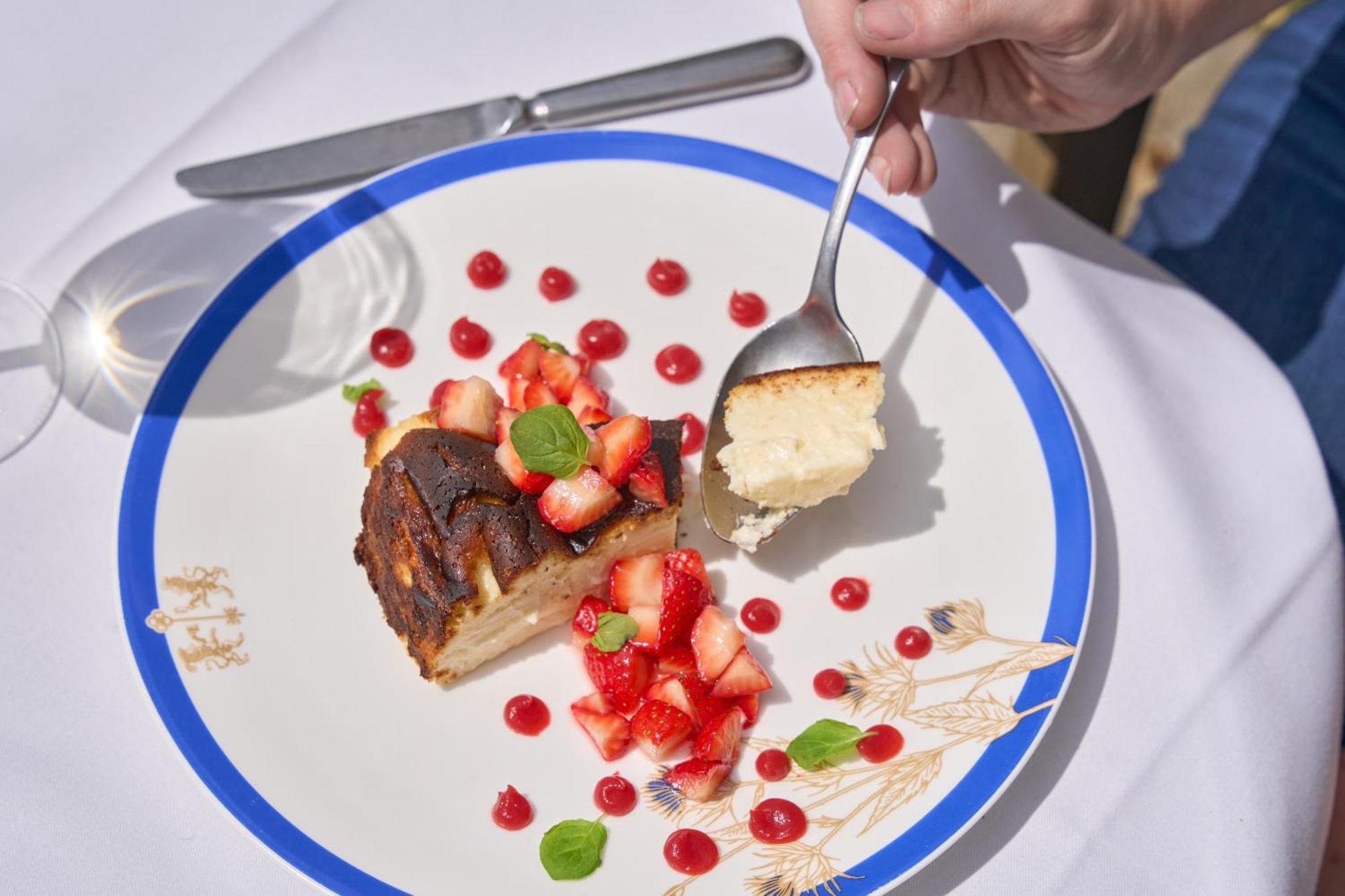 The Mitre, Hampton Court Hotel Kingston upon Thames  Eksteriør billede A person eating a dessert with a spoon