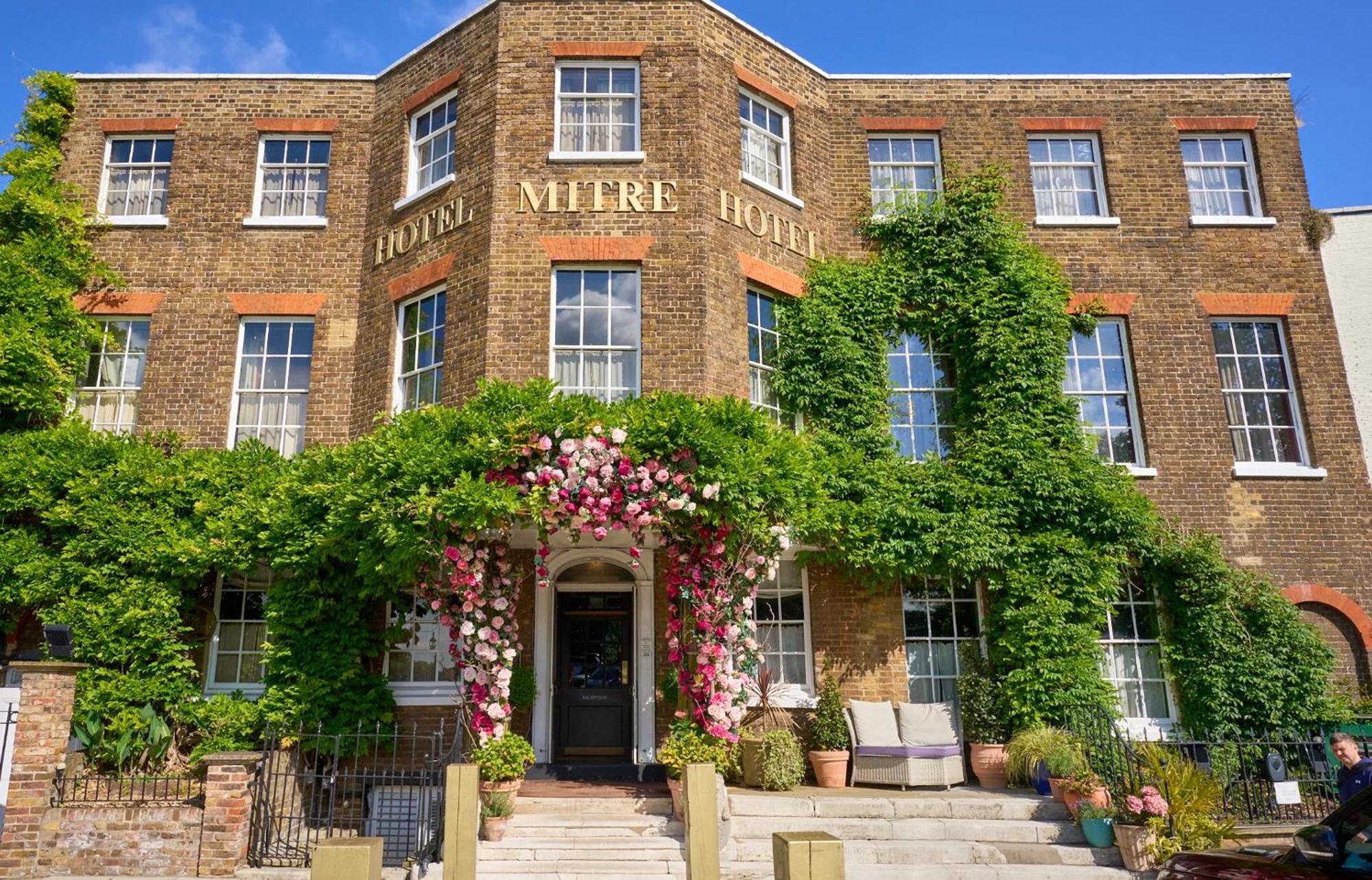 The Mitre, Hampton Court Hotel Kingston upon Thames  Eksteriør billede The hotel in 2014