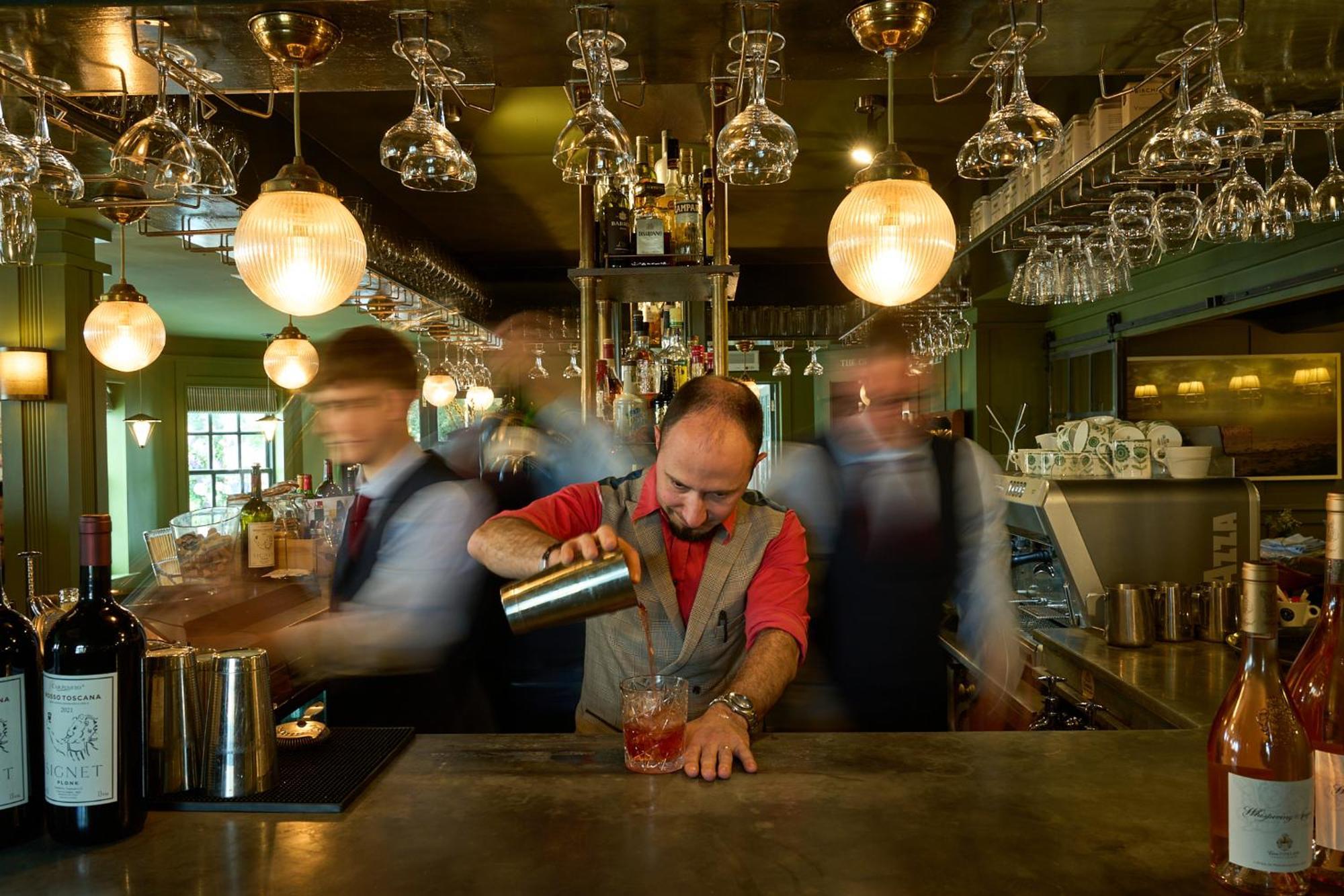 The Mitre, Hampton Court Hotel Kingston upon Thames  Eksteriør billede A bartender at work