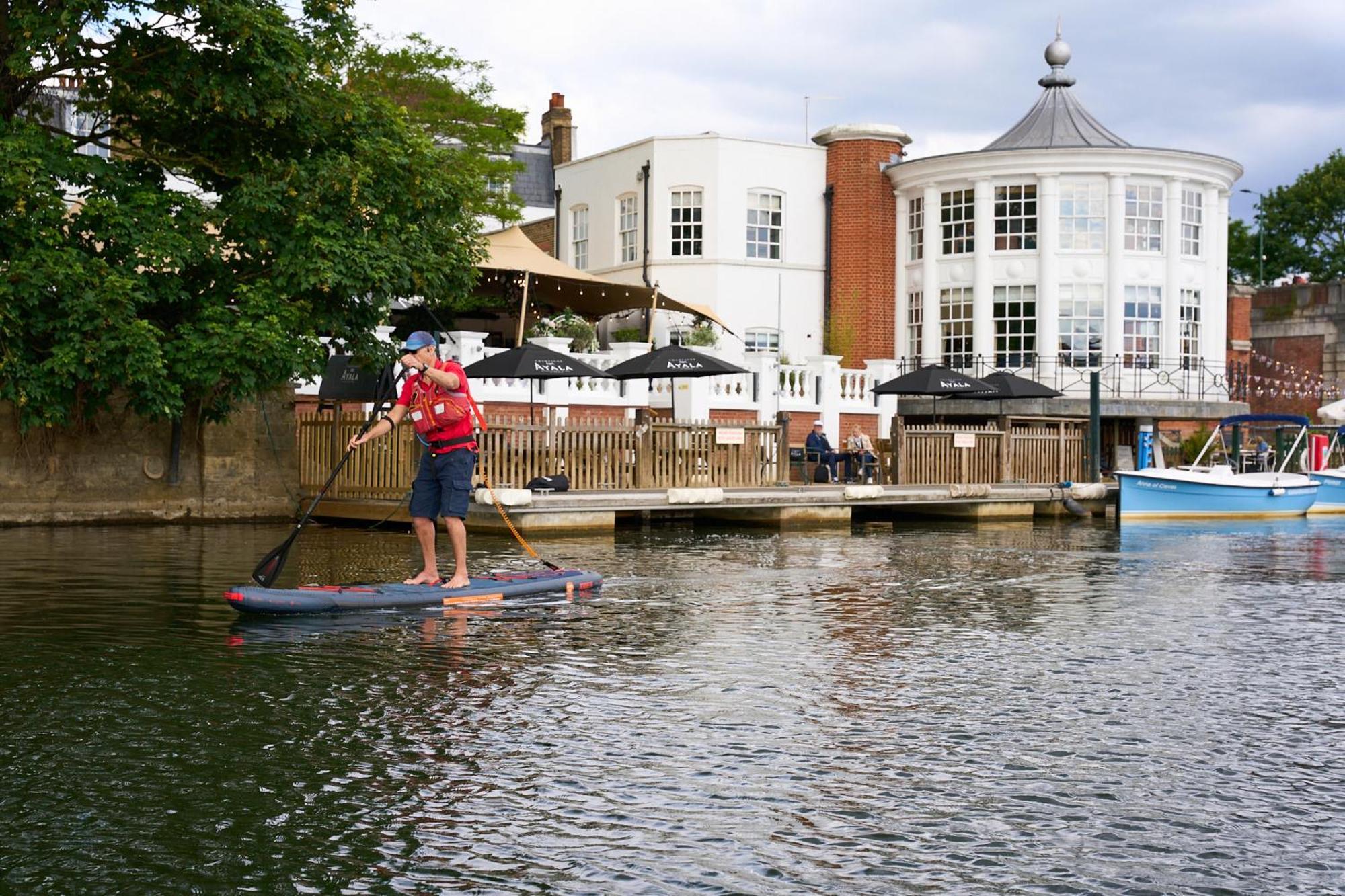 The Mitre, Hampton Court Hotel Kingston upon Thames  Eksteriør billede Stand Up Paddle Boarding on the River Wey