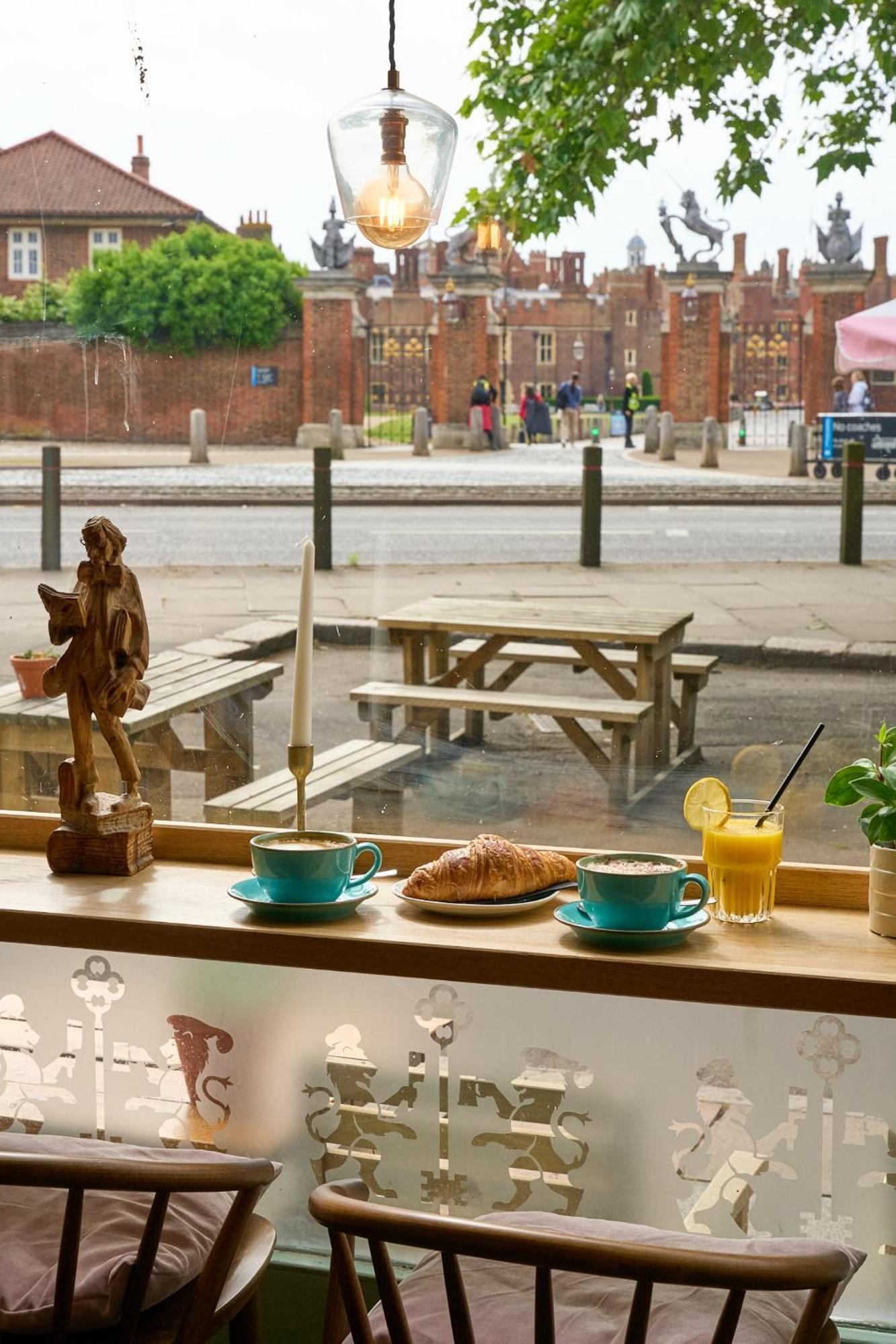 The Mitre, Hampton Court Hotel Kingston upon Thames  Eksteriør billede The view from the window of the café