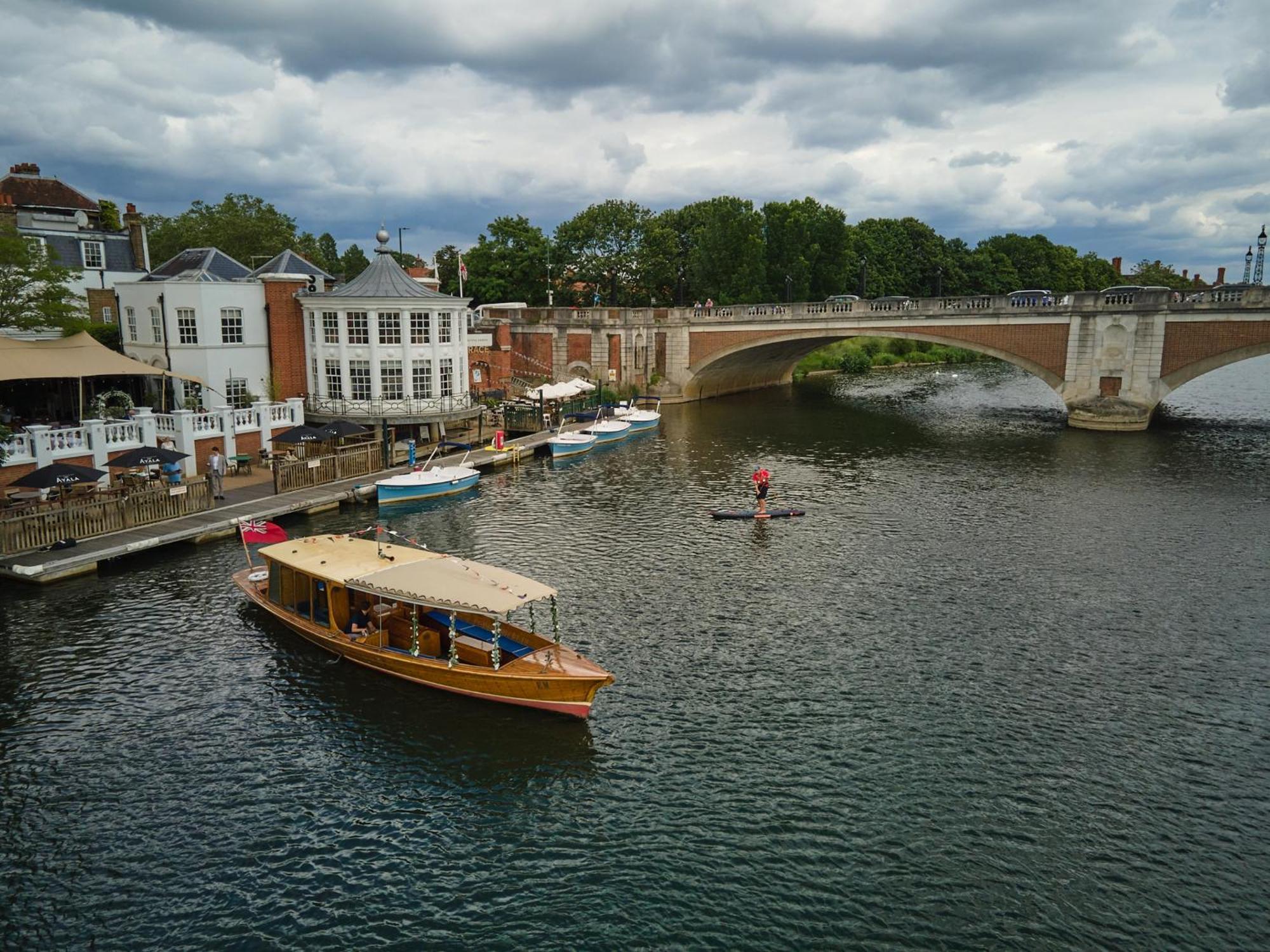 The Mitre, Hampton Court Hotel Kingston upon Thames  Eksteriør billede The River Wey at Farnham