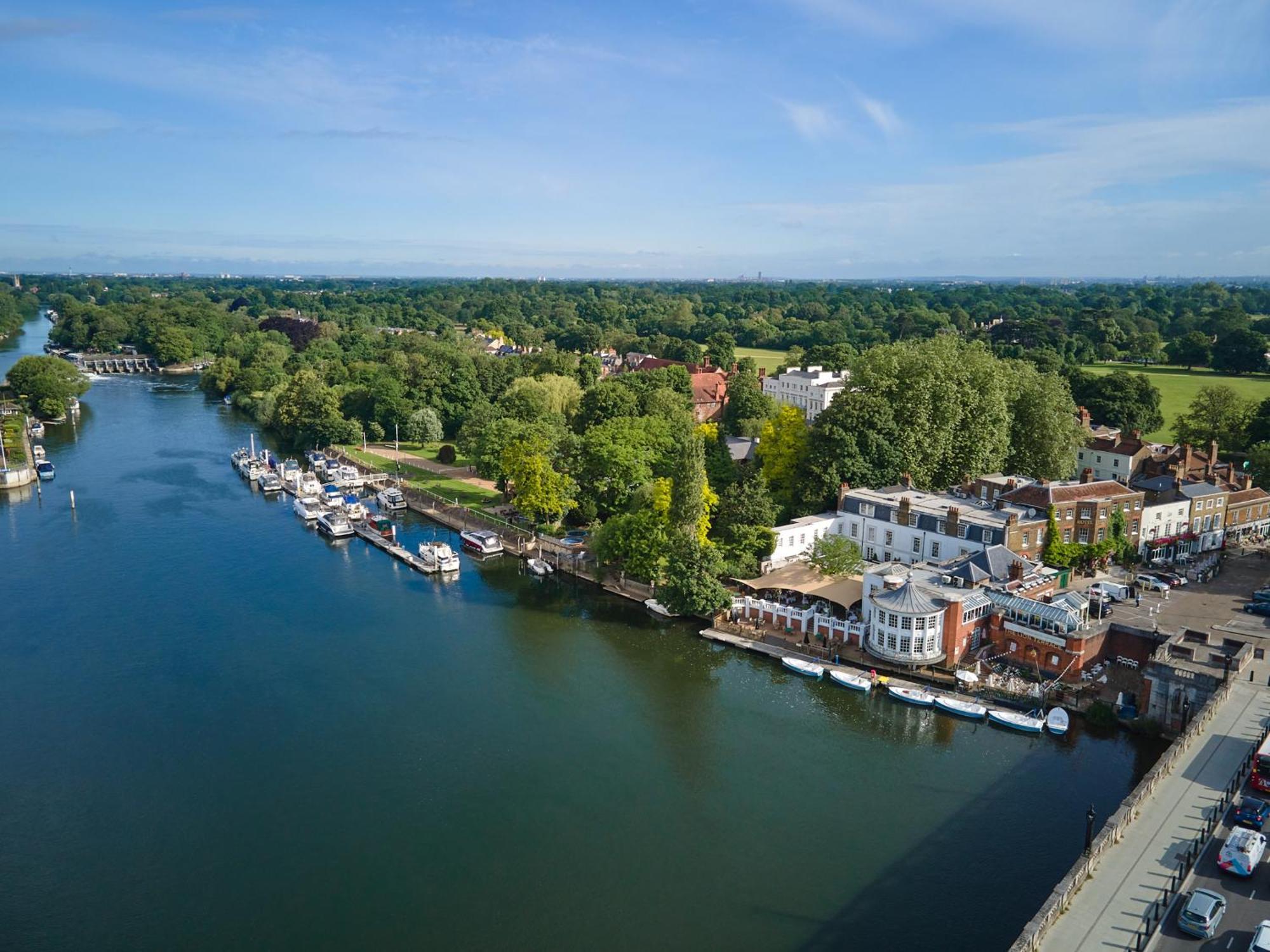 The Mitre, Hampton Court Hotel Kingston upon Thames  Eksteriør billede The River Wey at Farnham