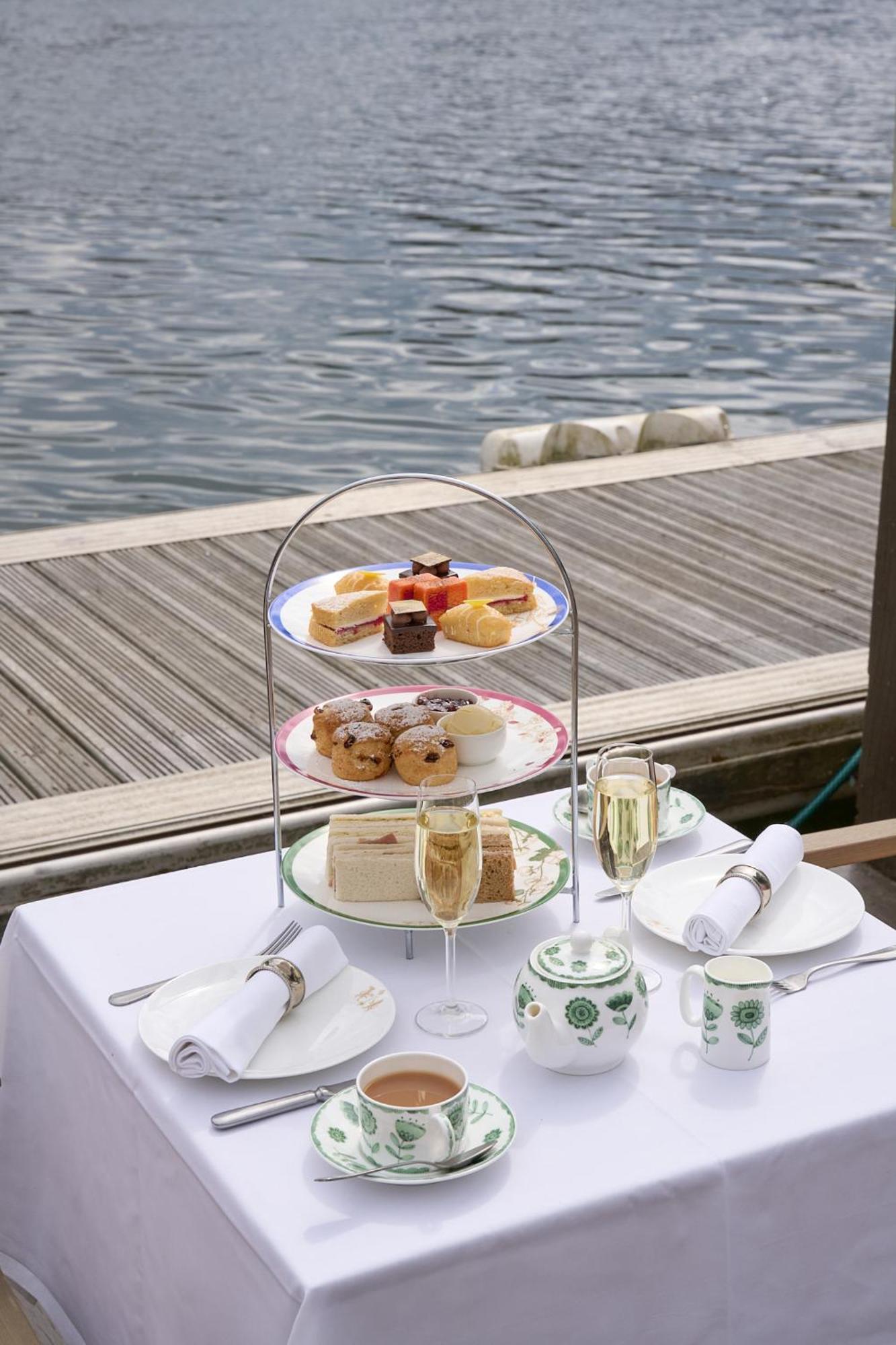 The Mitre, Hampton Court Hotel Kingston upon Thames  Eksteriør billede Afternoon tea at the InterContinental Sydney