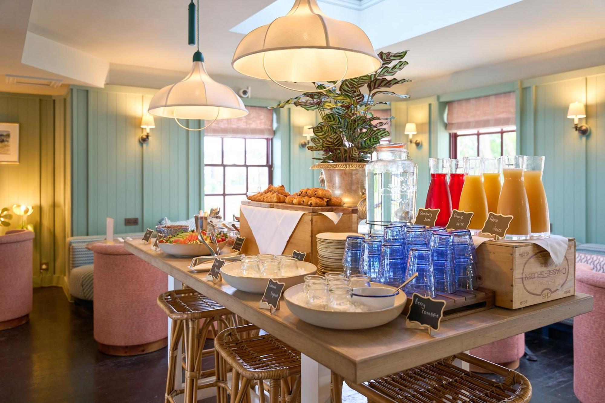 The Mitre, Hampton Court Hotel Kingston upon Thames  Eksteriør billede The restaurant at The Ivy Temple Row