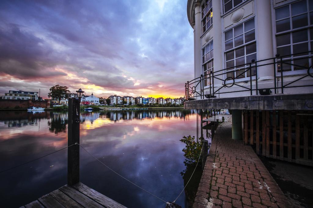 The Mitre, Hampton Court Hotel Kingston upon Thames  Eksteriør billede Sunset at the Marina