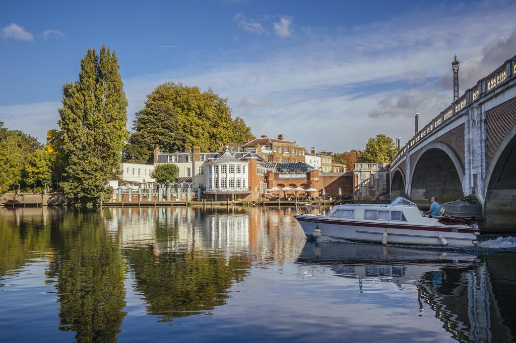The Mitre, Hampton Court Hotel Kingston upon Thames  Eksteriør billede The River Wey at Farnham