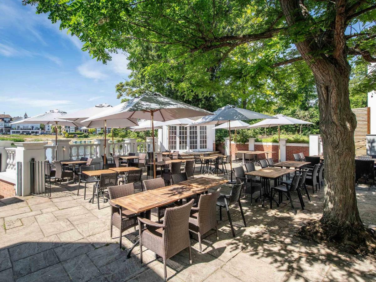 The Mitre, Hampton Court Hotel Kingston upon Thames  Eksteriør billede The outdoor seating area at The Old Mill